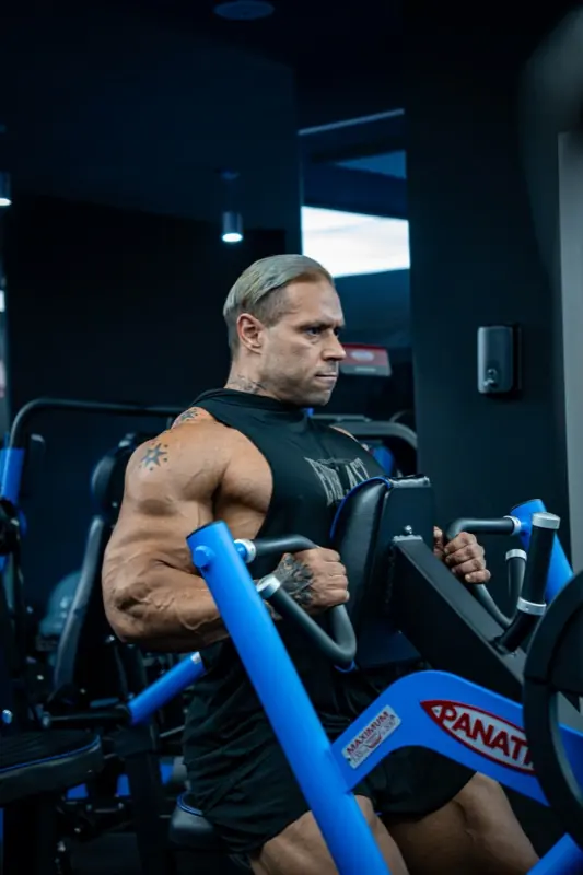 Ricardo entrenando en una máquina